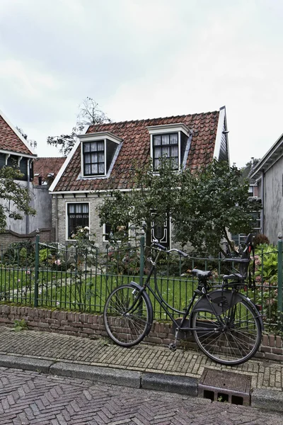 Holland, edam byn (amsterdam), typiska holländska stenhus — Stockfoto