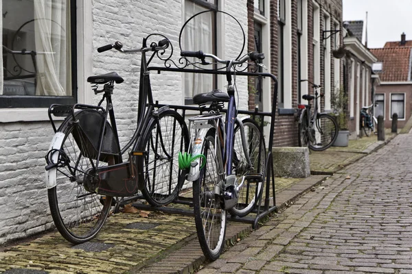 Голландия, деревня Эдам (Амстердам), припаркованные велосипеды — стоковое фото