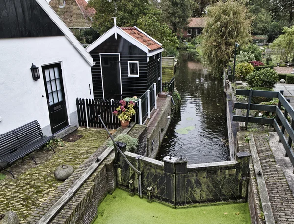 オランダ エダム村 （アムステルダム）、典型的なオランダの石造りの家 — ストック写真