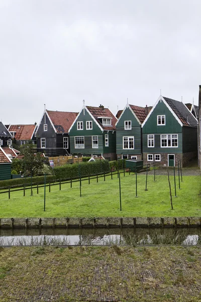 Holandsko, marken (amsterdam), typické holandské kamenné domy — Stock fotografie