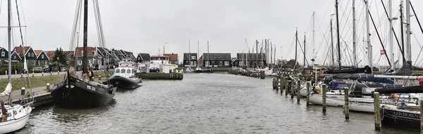 Holanda, Marken (Amsterdam), vista del puerto y la ciudad — Foto de Stock