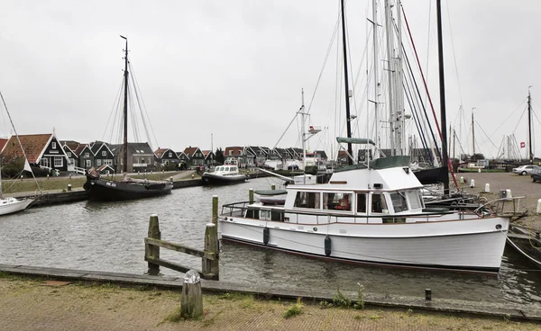 Holland, marken (amsterdam), a kikötő és a város látképe — Stock Fotó