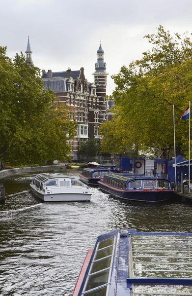 多くの運河の 1 つで、オランダのアムステルダム、フェリーボート — ストック写真
