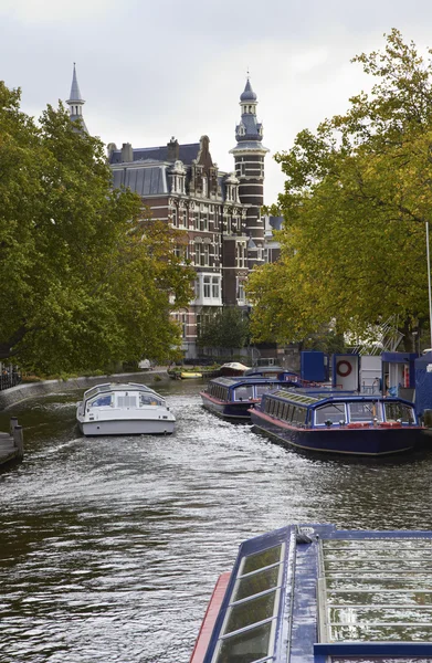Holanda, Amsterdã, ferryboats em um dos muitos canais — Fotografia de Stock