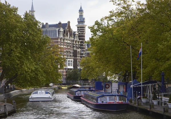 多くの運河の 1 つで、オランダのアムステルダム、フェリーボート — ストック写真