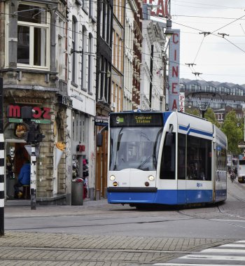 Hollanda, amsterdam, tramvay ve eski binalar cephe merkezi bir sokakta