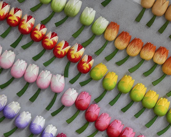 荷兰阿姆斯特丹、 花卉市场、 小木制手绘郁金香 — 图库照片