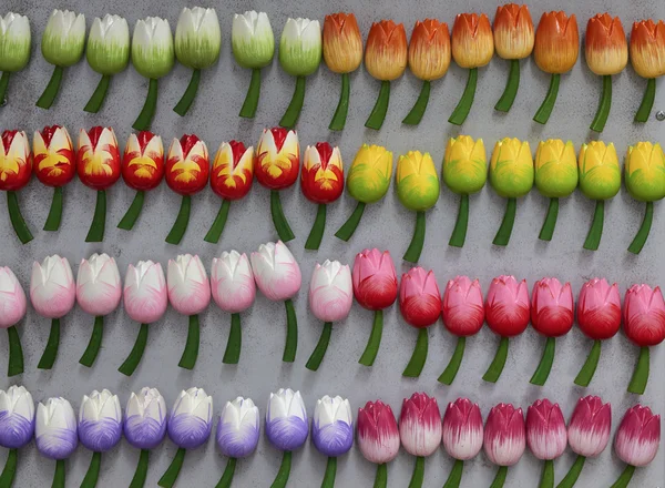 Holanda Amsterdam, mercado de flores, pequeños tulipanes pintados a mano de madera — Foto de Stock