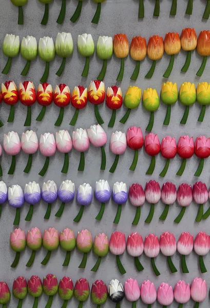 Holland Amsterdam, mercato dei fiori, piccoli tulipani dipinti a mano in legno — Foto Stock