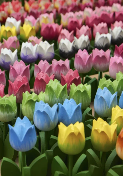 Holanda, Amsterdam, mercado de flores, tulipanes pintados a mano de madera — Foto de Stock