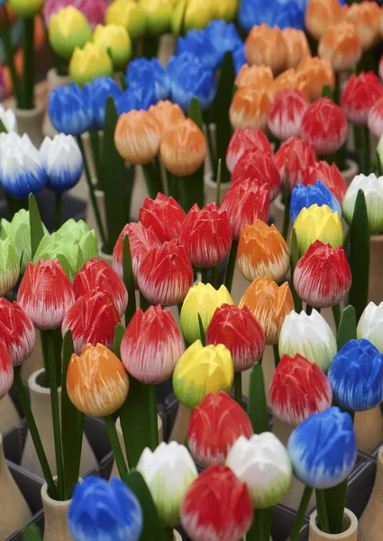 Holanda, Amsterdam, mercado de flores, tulipanes pintados a mano de madera — Foto de Stock