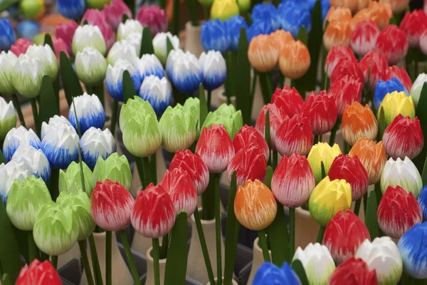 ฮอลแลนด์ อัมสเตอร์ดัม ตลาดดอกไม้ ตุลิปทาสีด้วยมือไม้ — ภาพถ่ายสต็อก