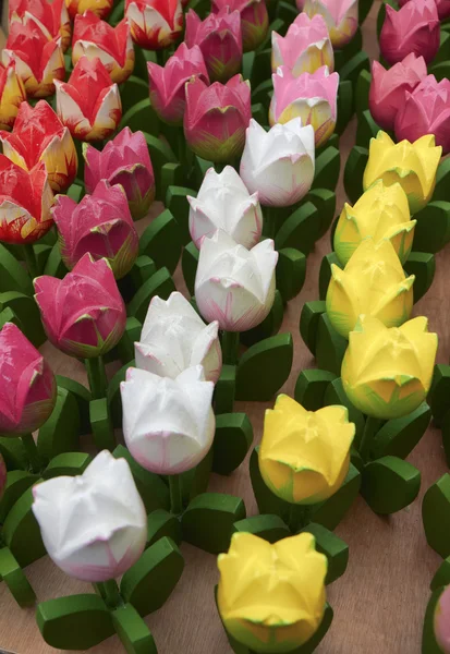 Holland Amsterdam, mercado de flores, tulipas pintadas à mão de madeira — Fotografia de Stock
