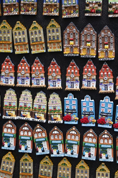 Голландия, Амстердам, миниатюрные дачные домики на продажу — стоковое фото