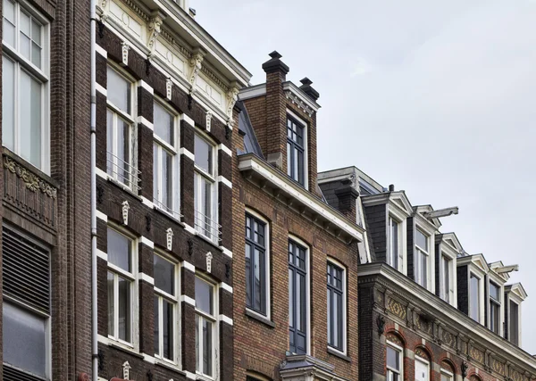 Holland, Amsterdam, la facciata di vecchie case private in pietra — Foto Stock