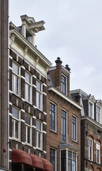 Голландия, Амстердам, фасад старинных частных каменных домов — стоковое фото