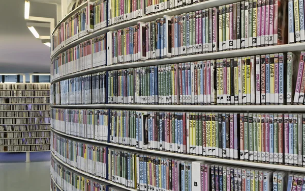 Holanda, Amsterdã, coleção de filmes em uma biblioteca pública — Fotografia de Stock