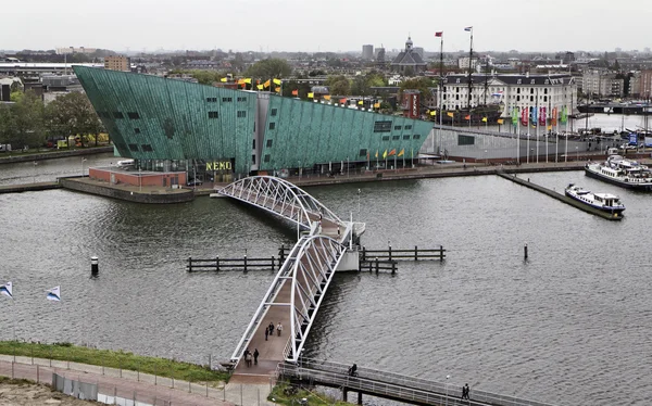 Holandia, amsterdam, panoramiczny widok Muzeum nemo — Zdjęcie stockowe