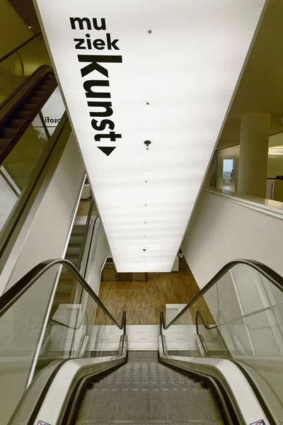 Голландия, Амстердам, эскалатор в публичной библиотеке — стоковое фото