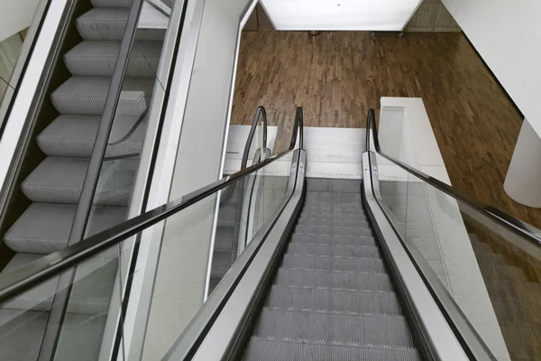 Holandsko, amsterdam, eskalátor v knihovně — Stock fotografie