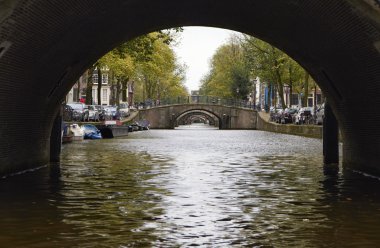 Hollanda, amsterdam, şehrin en eski ve sakin kanallardan biri görünümünü