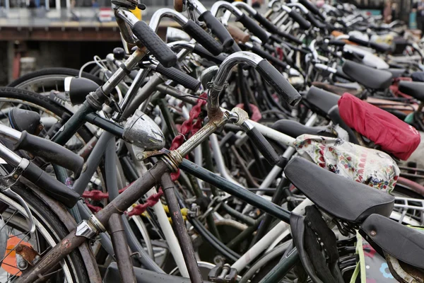 Hollandia, Amszterdam, kerékpár parkoló, közel a központi pályaudvarhoz — Stock Fotó