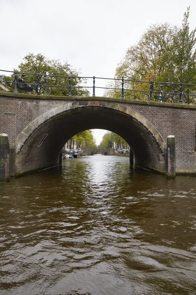 Holland, Amsterdam, view of one of the oldest canals in town — Stock Photo, Image