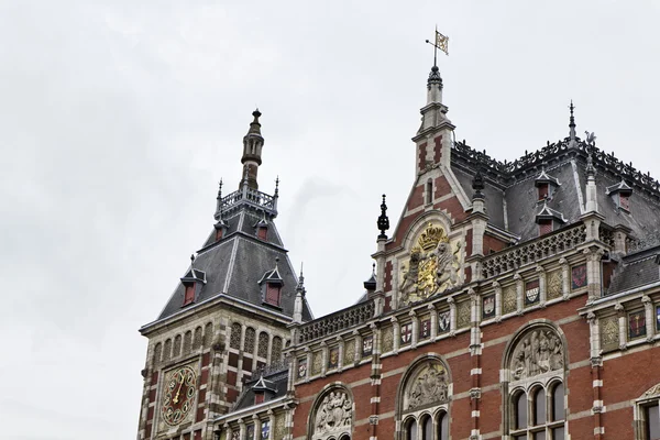 Holland, Amsterdam, view of the Central Railway Station facade — Stock Photo, Image