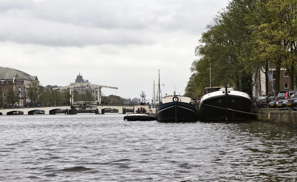 Holanda, Amsterdam, vista de un canal de agua — Foto de Stock
