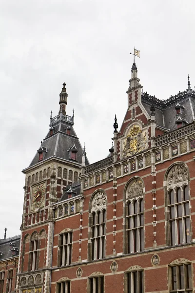 Holandia, amsterdam, Widok elewacji dworca kolejowego — Zdjęcie stockowe