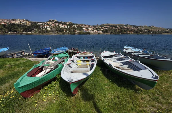 Itália, Sicília, Messina, lago Ganzirri, barcos de pesca — Fotografia de Stock
