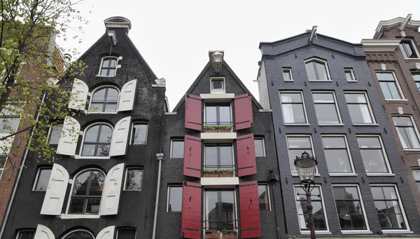 Holland, Amsterdam, fasaden av gamle private steinhus – stockfoto