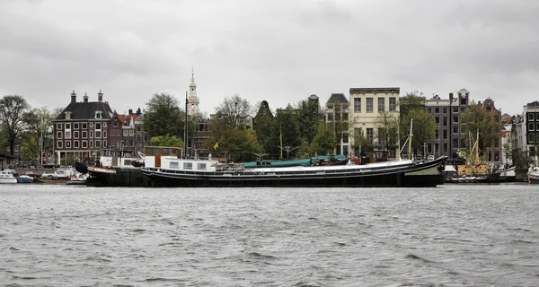 Holland, amsterdam, husbåtar i en kanal — Stockfoto