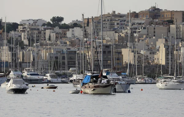 Wyspa Malta, luksusowe jachty w porcie la valletta — Zdjęcie stockowe