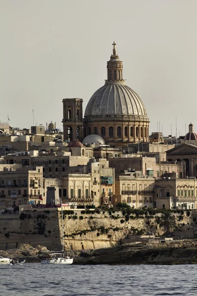 Malta island, uitzicht op valletta en st. john co-Kathedraal van koepel — Stockfoto