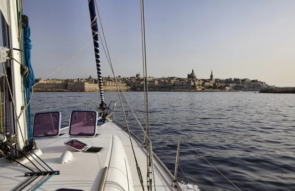 Malta insel, einfahrt in den hafen von valletta auf einem segelboot — Stockfoto