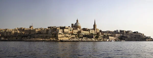 Málta szigetén, kilátással valletta és Szent János co-székesegyház kupolája — Stock Fotó