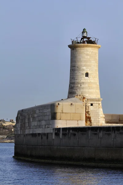 Insel Malta, Leuchtturm am Eingang des Hafens von Valletta — Stockfoto