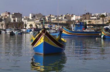 Malta Adası, marsaxlokk, kasaba ve ahşap balıkçı tekneleri