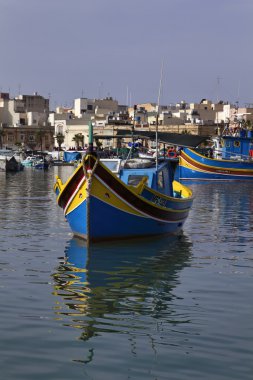 Malta Adası, marsaxlokk, kasaba ve ahşap balıkçı tekneleri