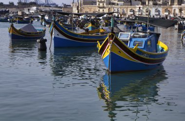 Malta Adası, marsaxlokk, kasaba ve ahşap balıkçı tekneleri