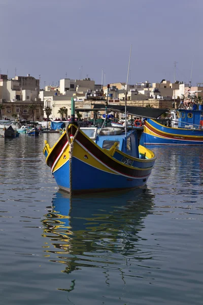 Maltan saari, Marsaxlokk, näkymä kaupunkiin ja puiset kalastusveneet — kuvapankkivalokuva