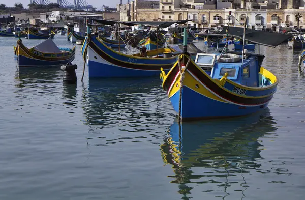 Malta Island, Marsaxlokk, vista para a cidade e barcos de pesca de madeira — Fotografia de Stock