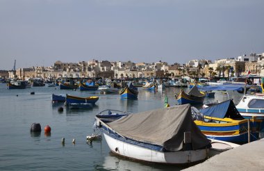 Malta Adası, marsaxlokk, kasaba ve ahşap balıkçı tekneleri