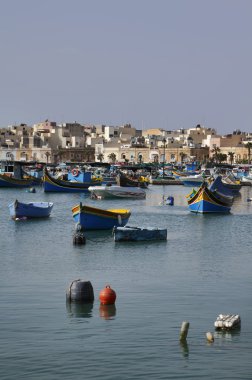 Malta Adası, marsaxlokk, kasaba ve ahşap balıkçı tekneleri