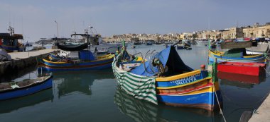 Malta Adası, marsaxlokk, kasaba ve ahşap balıkçı tekneleri