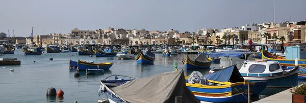 Malta island, marsaxlokk, uitzicht op de stad en houten vissersboten — Stockfoto