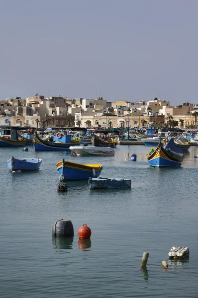 Malta wyspa, marsaxlokk, widok na miasto i drewniane łodzie rybackie — Zdjęcie stockowe
