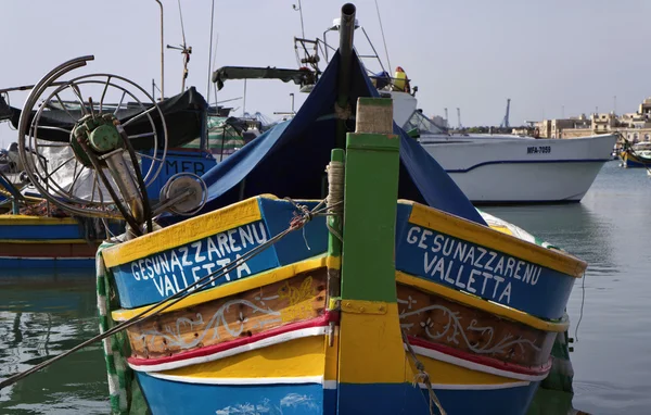 Marsaxlokk, Malta island, houten vissersboten in de haven — Stockfoto