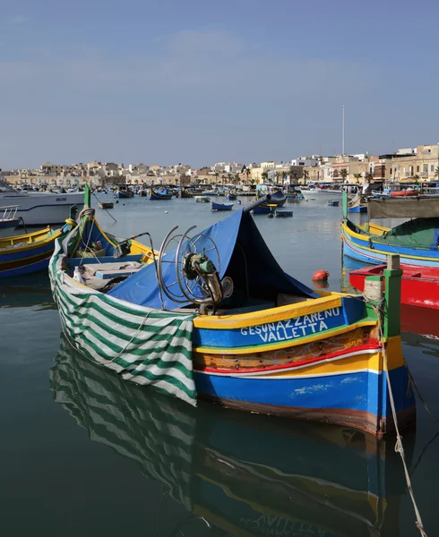 Ile de Malte, Marsaxlokk, vue sur la ville et bateaux de pêche en bois — Photo